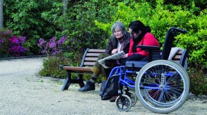 Une aide à domicile de SMAD 82 accompagne une personne à mobilité réduite