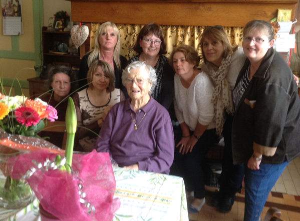 Les 95 ans de Mme SELLE entourée de l’équipe du S.M.A.D. 82
