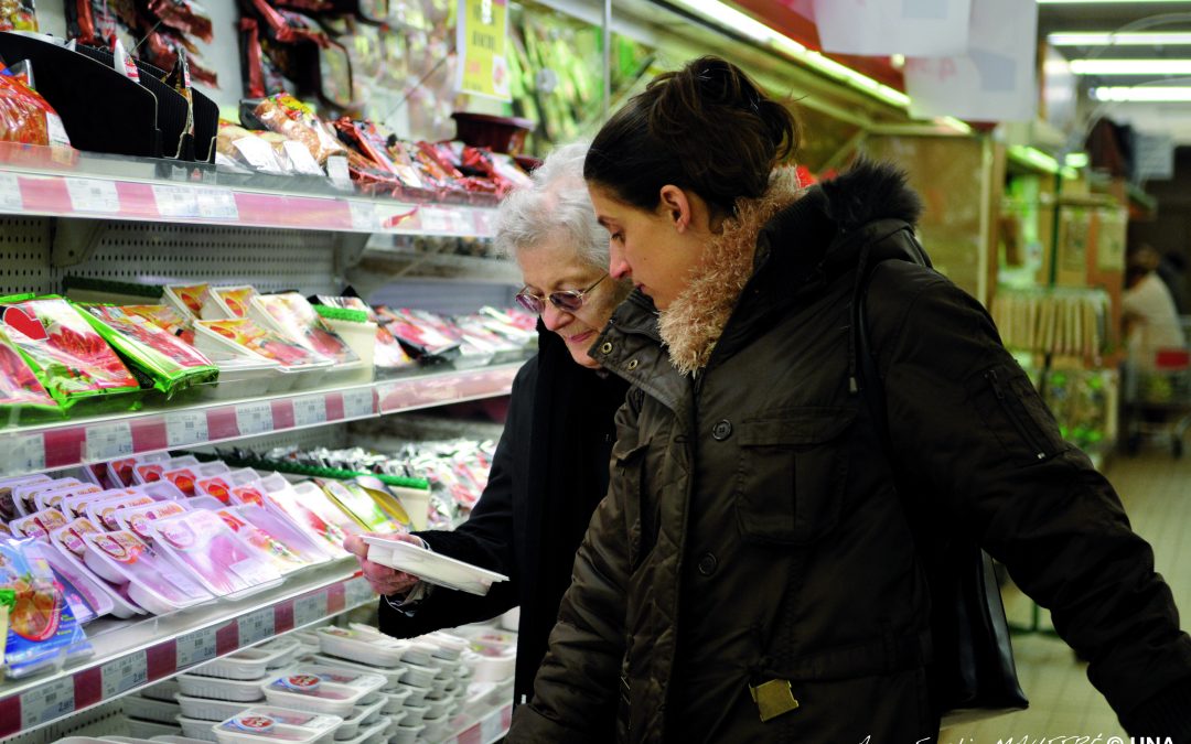Une aide à domicile de SMAD 82 accompagne une personne âgées pour les courses alimentaires journalières.